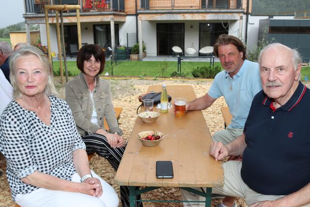 Renate und Hans (vorne) gemeinsam mit Freunden beim Pre-Opening.  | Foto: MeinBezirk.at