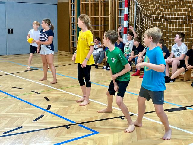 Dodgeball ist ähnlich dem Völkerball, jedoch kann man Mannschaftsmitglieder durch Freifangen wieder ins Spiel holen und Gegner durch Fangen eines Balles in die Warteposition schicken.  | Foto: Sport/Mittelschule St. Valentin/Schubertviertel
