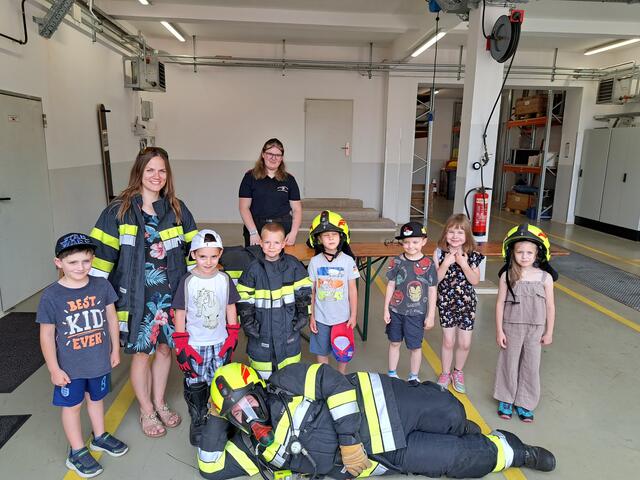 Die Kinder des Diemlacher Kindergartens zu Besuch bei der Freiwilligen Feuerwehr Kapfenberg-Diemlach. | Foto: FF Kapfenberg-Diemlach