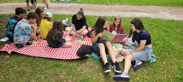 Bei herrlichem Picknickwetter war das Lesepicknick ein gelungenes Event.  | Foto: digiTNMS-Musikmittelschule Kirchdorf