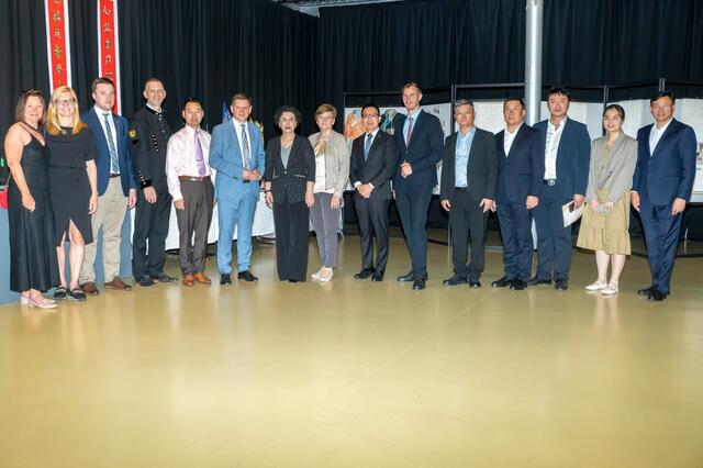 Bürgermeister Kurt Wallner (6.v.l.), Jin Yunnyu, Direktorin des Amtes für Auswärtiges der Stadtverwaltung Xuzhou (7.v.l.), der Vizerektor der Montanuniversität Leoben, Thomas Prohaska (4.v.l), sowie weitere Mitglieder der chinesischen Delegation und des Gemeinderates bei der feierlichen Ausstellungseröffnung zu „Leoben und Xuzhou – eine interkulturelle Erfolgsgeschichte“. | Foto: Klaus Pressberger