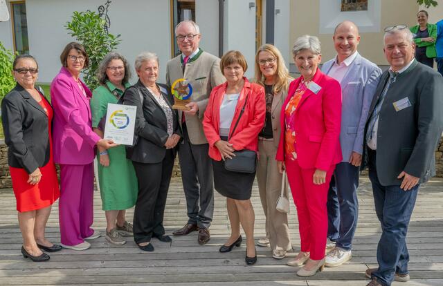 Gertraud Redl, Obfrau des Vereins der NÖ Dorf- &amp; Stadterneuerung Maria Forstner, Sonja Schätzinger, Moosbrunner Dorfheldin Helga Czachs, LH-Stv. Stephan Pernkopf, Anneliese Höllinger, Landesrätin Ulrike Königsberger-Ludwig, Veronika Koch, Bgm. Paul Frühling, GGR Günther Schätzinger. | Foto: Erich Marschik
