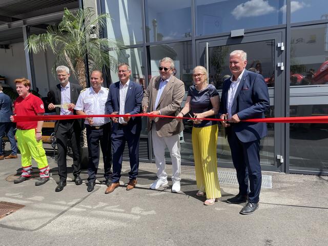 Die neue Samariterbund-Zentrale wurde feierlich eröffnet. V.r.n.l: Franz Schnabl, Präsident des Samariterbund Österreich, Susanne Drapalik, Präsidentin Samariterbund Wien, Gesundheitsstadtrat Peter Hacker, Bezirksvorsteher Georg Papai (beide SPÖ), Rainer Gottwald, Leiter der Berufsrettung Wien, und Oliver Löhlein, Geschäftsführer des Samariterbund Wiens. | Foto: RMW/Luise Schmid