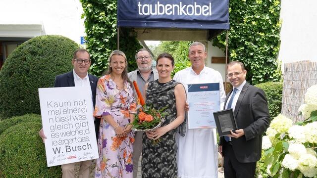 (v. l.) WK-Funktionär (Gastronomie) Paul Gregorits, Fachgruppengeschäftsführerin Katrin Sagmeister, Spartengeschäftsführer Franz Perner, Barbara Eselböck, Alain Weissgerber und Wirtschaftskammerpräsident Andreas Wirth

  | Foto: WKB