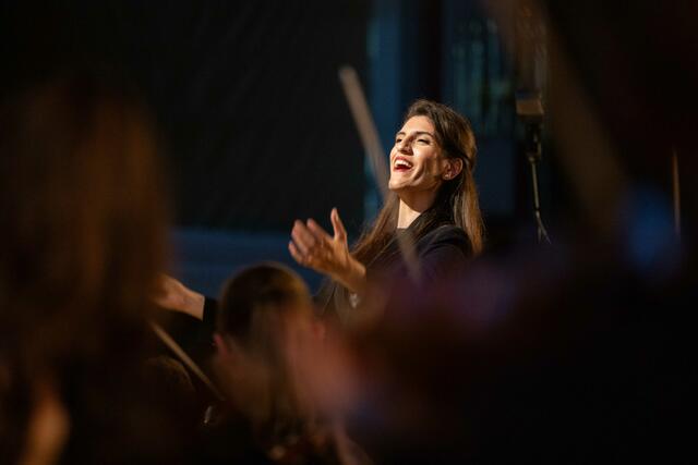 Dorothy Khadem-Missagh dirigiert Ludwig van Beethoven's Pastorale. | Foto: 2024psb/c.kollerics