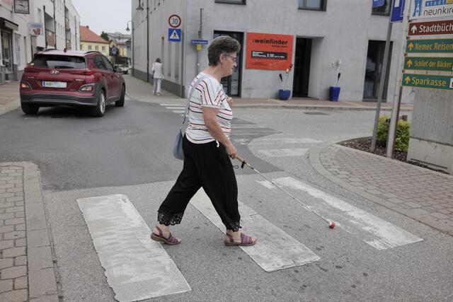 Heidemarie Feucht in der Fabriksgasse: Zum Glück sind die meisten Verkehrsteilnehmer blinden Menschen gegenüber zuvorkommend.