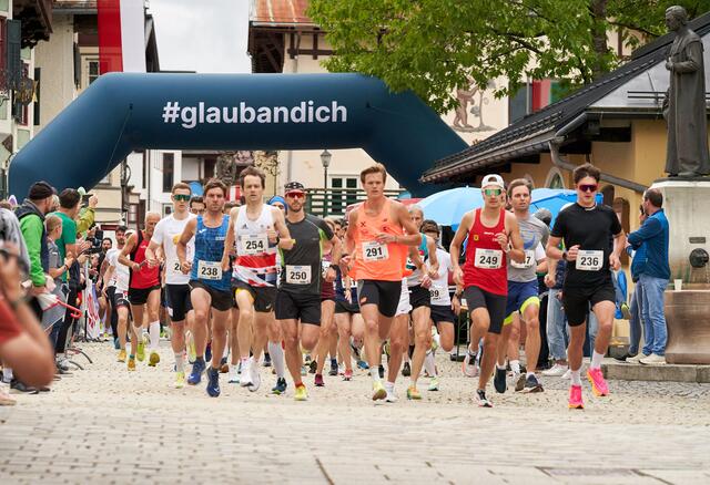 Sieger Andreas Stöckl (Nr. 291) drückte vom Start an kräftig aufs Tempo | Foto: Ortner