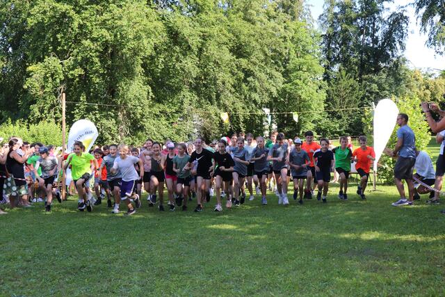 Topmotivierte Kinder starten beim Spendenlauf "#läuftbeiuns" in der pMS Rudigier | Foto: Elena Heinzelmann 