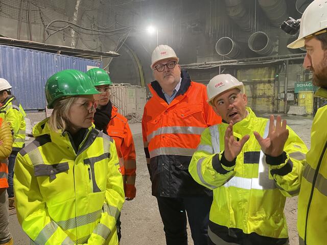 Ministerin Leonore Gewessler, Vorstandsvorsitzender der ÖBB-Holding AG Andreas Matthä und Projektleiter Semmering-Basistunnel Gerhard Grobiet bei einem Lokalaugenschein im Tunnelbaulos im Fröschnitzgraben. | Foto: Hofbauer