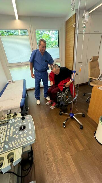 Richard Lugner sitzt aufgrund seiner starken Schmerzen im Lendenwirbel im Rollstuhl. | Foto: Lugner