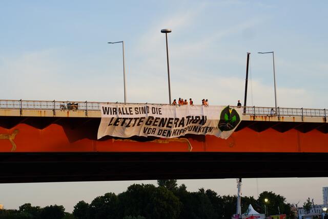 Letzte Generation-Aktivisten entrollten auch ein Riesenbanner. | Foto: Letzte Generation AT