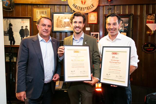 WKNÖ-Präsident Wolfgang Ecker, der ebenfalls geehrte Unternehmer Jürgen Sykora und Andreas Kirnberger mit der Urkunde zum 20-jährigen Firmenjubiläum. | Foto: WK NÖ