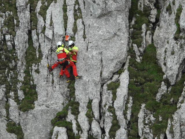 Bei einer Bergung aus einer Felswand mittels Rettungswinde muss jeder Handgriff perfekt sitzen, denn der Hubschrauber ist kurzfristig „gefesselt“. | Foto: ARA/KK