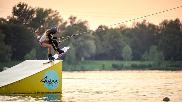 Am Ausee können Action-Liebhaber Wasserski und Wakeboard fahren.  | Foto: Markus Wache