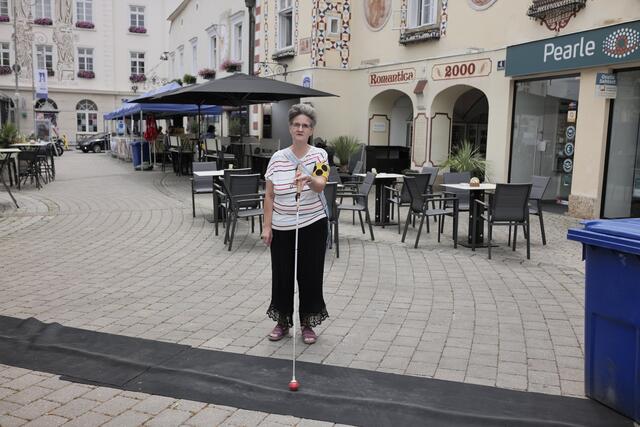 Stolperfalle, die sonst nicht da ist: Stromkabel für eine Veranstaltung am Hauptplatz.