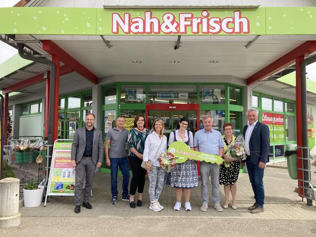 Symbolische Schlüsselübergabe an Victoria Rausch, Vize-Bürgermeisterin Karin Herz (4. v. l.) gratulierte. | Foto: Gemeinde Söding-St. Johann