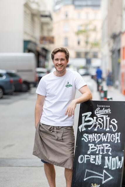 Bastian Weiler vor seinem neuen Lokal. | Foto: Vyhnalek