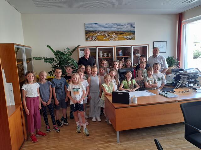 Die Schülerinnen und Schüler der dritten Klasse der Volksschule St. Agatha besuchten den Bürgermeister Manfred Mühlböck bei der Arbeit. | Foto: Günter Roiter