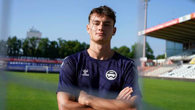 Neuzugang Lukas Jungwirth zeigt sich schon mit dem neuen Wappen. | Foto: Admira Wacker
