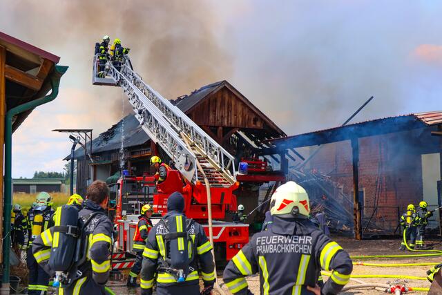 Bei einem Großbrand in St. Marienkirchen stehen aktuell 16 Feuerwehren im Einsatz. | Foto: laumat/Matthias Lauber