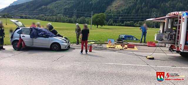 Die beiden Lenkerinnen verletzten sich bei dem Unfall schwer. | Foto: Freiwillige Feuerwehr Obervellach