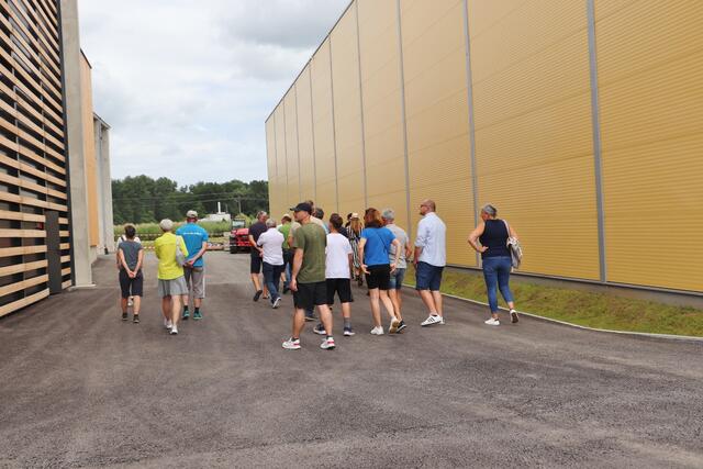 Roto Frank Kalsdorf machte beim Steirischen Langen Tag der Energie mit und ließ interessierte Besucher in das Biomassewerk blicken.  | Foto: Edith Ertl