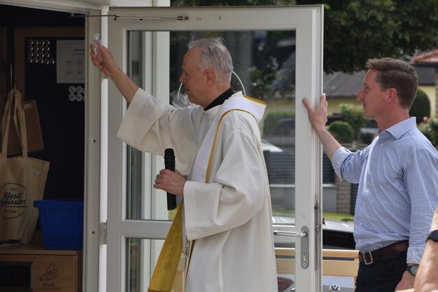 Pfarrer Anton Ratelis segnete den Kastlgreissler in Stotzing. | Foto: Stefan Schneider