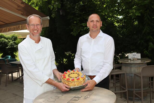 Konditormeister Michael Graschitz und Parkcafé-Inhaber Jürgen Blumenthal haben die Kirchtagstorte kreiert. | Foto: MeinBezirk.at