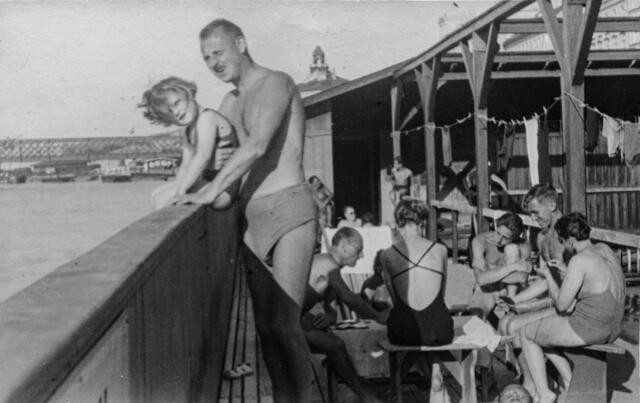 Das Linzer "Strombad" lag vor dem ehemaligen Hotel "Zum Rothen Krebsen" verankert. | Foto: Sammlung Gstöttenmayer