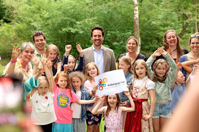 Christoph Wiederkehr feierte mit den Kindern die Eröffnung des neuen Bildungsgrätzl in Hernals | Foto: Stadt Wien/Lukas Fuchs
