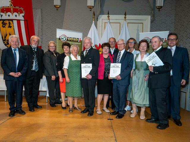SB- Landesobmann Josef Pühringer (li.) und Orts-Obmann Johann Ramsebner (2.v.li.) gratulierten den Ausgezeichneten. | Foto: Seniorenbund