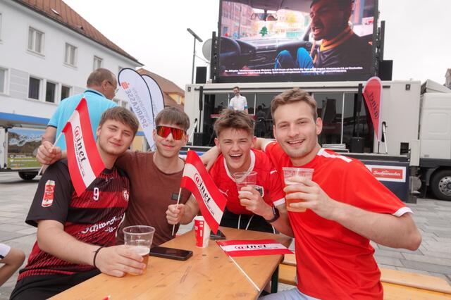 Unter den Fans herrschte schon vor Anpfiff entsprechend gute Stimmung. | Foto: Michael Blinzer
