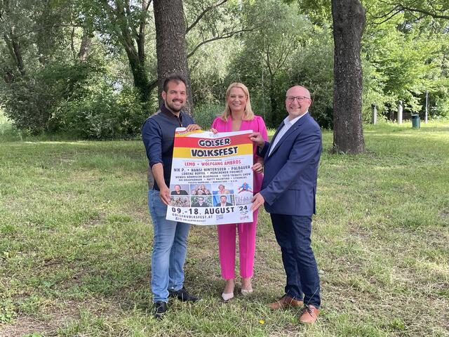 Der Golser Bürgermeister Kilian Brandstätter, Landesrätin Daniela Winkler und Organisator und Amtsleiter Dieter Horvath präsentieren stolz das gelungene Programm des 55. Golser Volksfestes. | Foto: Beate Wurm