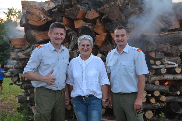 Die Freiwillige Feuerwehr Sigleß und Bürgermeisterin Ulrike Kitzinger zündeten gemeinsam das Sonnwendfeuer an. | Foto: MeinBezirk