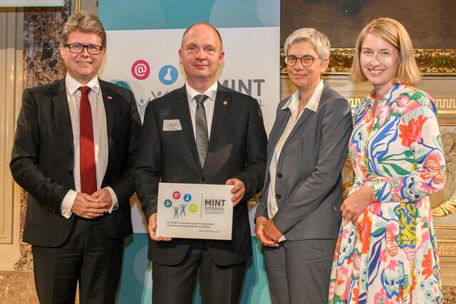 Bei der Gütesiegel-Verleihung: Bildungsminister Martin Polaschek, Eurogym-Professor Gerald Landl (einer der EDV-Kustoden und ARGE-Leiter AHS Informatik OÖ), Barbara Streicher (Geschäftsführerin Science Center Netzwerk) und Bildungs-Landesrätin Christine Haberlander. | Foto: Markus Prantl