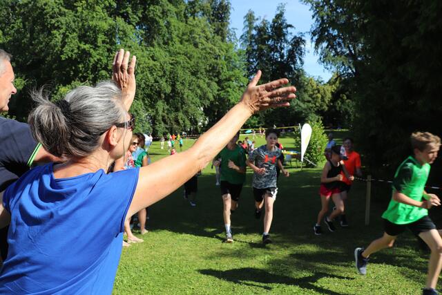 Anfeuerungsrufe helfen bei der Bewältigung der Laufrunden im Schulpark.  | Foto: Elena Heinzelmann 