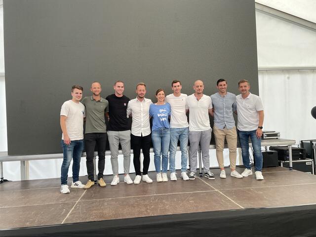 Der neue erweiterte Trainer- und Betreuerstab mit Generalmanager David Preiß (r.) | Foto: Almer