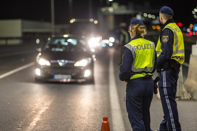 Auf der A1 Westautobahn bei Eugendorf konnten Polizisten in der Nacht auf Sonntag einen 19-jähriger Flachgauer mit 1,08 Promille anhalten.  | Foto: Symbolbild BMI/Pachauer