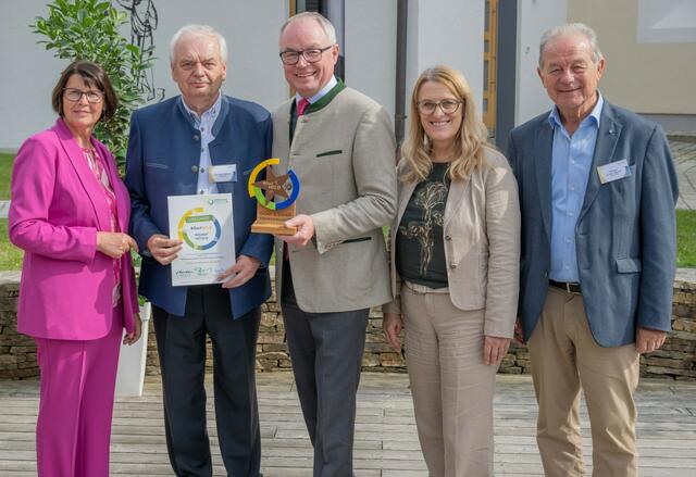 Spannberg (v.l.): Vereinsobfrau NÖ Dorf und Stadterneuerung Maria Forstner, Dorfheld Helmut Mitsch, LH-Stellvertreter Stephan Pernkopf, Landesrätin Ulrike Königsberger-Ludwig und Bgm. Herbert Stipanitz. | Foto: Erich Marschik