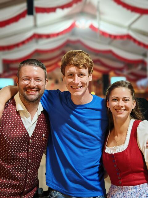 Obmann des Waizenkirchner MV Andreas Watzenböck, Stabführer Martin Kaltseis und Marketenderin Hannah Doppler im Festzelt. | Foto: Albert Scheiterbauer