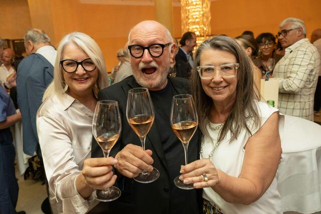 Festivaldirektor Lois Lammerhuber stößt an. | Foto: 2024psb/c.kollerics