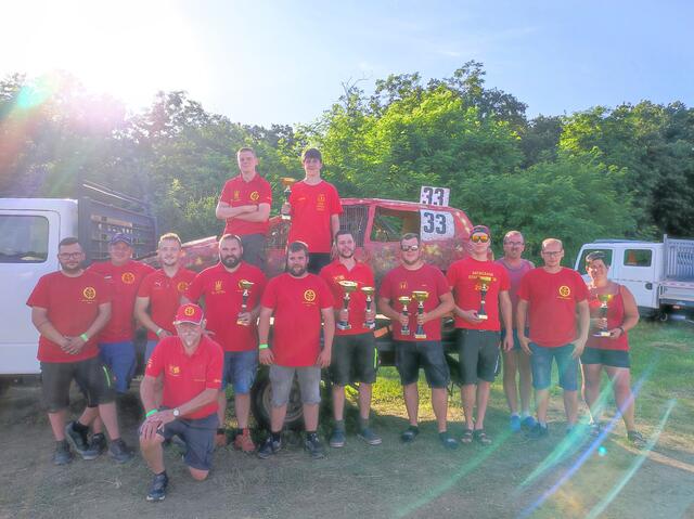 Lukas Filip, Daniel Meneder, Stefan Schager, Josef Koppensteiner, Manuel Koppensteiner, Phillip Kuchelbacher, Daniel Korner, Alexander Prinz, Christoph Amon, Herbert Prinz, Christian Böck und Sonja Prinz (v.l.) sowie hinten: Florian Korner und Fabian Meneder. | Foto: MSC NÖ Nord