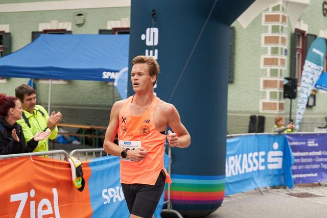 Andreas Stöckl (SC Leogang) lief ungefährdet zur Tagesbestzeit im 6km-Hauptlauf | Foto: Sparkasse