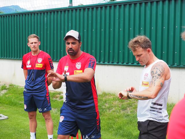 Zeit ist Geld: KSV-Cheftrainer Atalan Ismail (Mitte) mit Mario Grgic und Markus Felfernig | Foto: Gaube