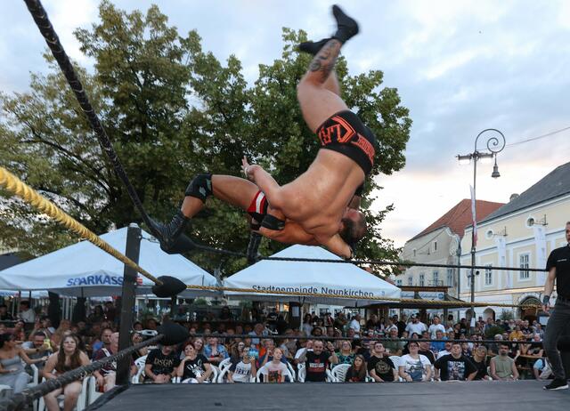 Superplex vom obersten Ringseil vom Wiener Chris Colen gegen den Dresdner Laurance Roman. | Foto: Alex Singer