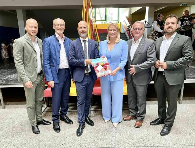 NRAbg. Bürgermeister Maximilian Köllner, Historiker Sepp Gmasz, Bürgermeister Hannes Schmid, Familienlandesrätin Daniela Winkler, LH i.R. Hans Niessl und Bürgermeister Kilian Brandstätter präsentieren die Festschrift zum 700 Jahr-Jubiläum. | Foto: Christina Haller