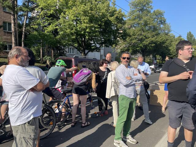 Der Radweg sorgt für Konfliktpotenzial. Radfahrende diskutieren mit Gegnerinnen und Gegnern.  | Foto: Rieger/RMW