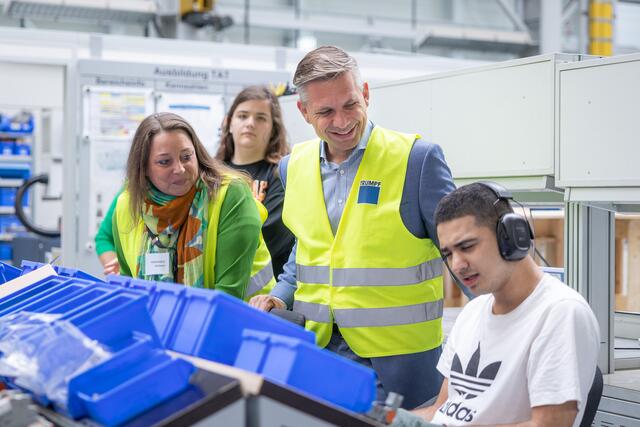 Landesrat Wolfgang Hattmannsdorfer beim Besuch der Firma Trumpf in Pasching. | Foto: Land OÖ/Antonio Bayer