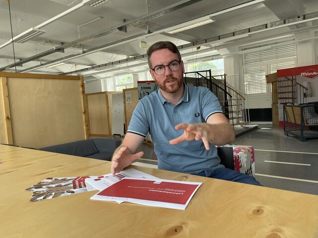Marcel Skerget im Gespräch im Kindberger Cowerk. "Die neuen Arbeitsmodelle sind Segen und Fluch zugleich." | Foto: Hackl