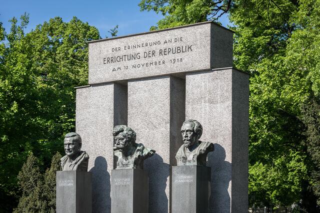 Beim Denkmal der Republik kam es zu mehreren Zusammenstößen zwischen verschiedenen Verkehrsteilnehmern und einem Alko-Lenker. | Foto: Gerhard Wild / picturedesk.com